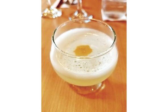Como coctel aperitivo, el infaltable pisco sour. Como coctel aperitivo, el infaltable pisco sour.