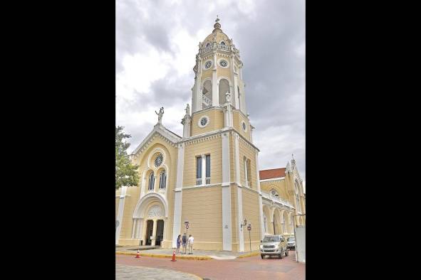 La propuesta artística de Ureña está instalada en la pared derecha de la iglesia San Francisco de Asís. La propuesta artística de Ureña está instalada en la pared derecha de la iglesia San Francisco de Asís.