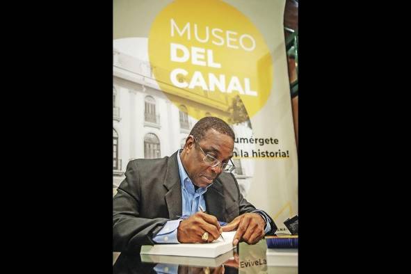 Holder dedica ejemplares de la obra luego de la presentación Holder dedica ejemplares de la obra luego de la presentación