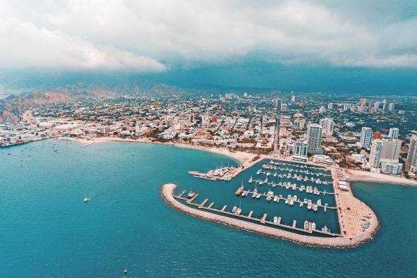 Con un enfoque en mejorar la experiencia del visitante, Santa Marta se ha convertido en un destino más sostenible, clave para la reactivación del destino. Con un enfoque en mejorar la experiencia del visitante, Santa Marta se ha convertido en un destino más sostenible, clave para la reactivación del destino.