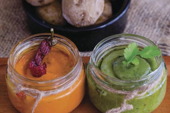 Mojo picón y mojo verde, clásicos canarios para acompañar las patatas arrugadas. Mojo picón y mojo verde, clásicos canarios para acompañar las patatas arrugadas.