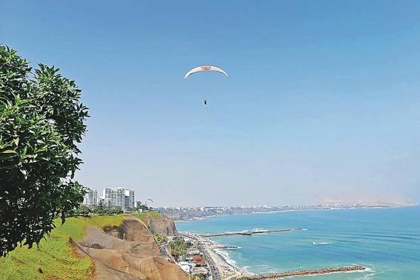 Desde el Malecón se pudo ver a las personas volando en parapente Desde el Malecón se pudo ver a las personas volando en parapente