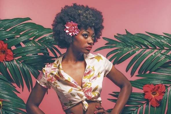 Pañuelos, peines decorativos, moños y trenzas son algunos elementos para aplicar en el afro. Pañuelos, peines decorativos, moños y trenzas son algunos elementos para aplicar en el afro.