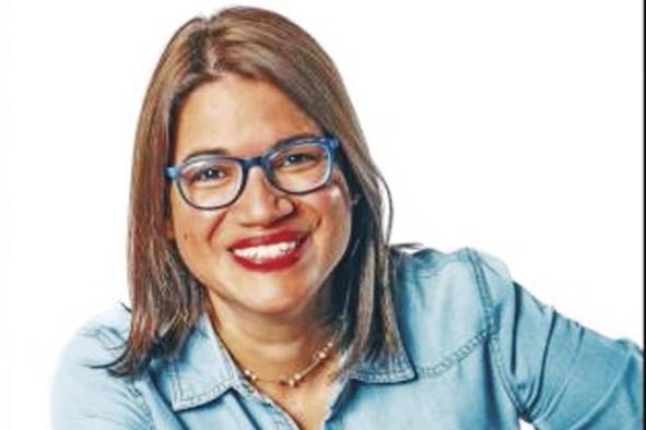 Larú Linares Gerente de emprendimiento femenino y social en la Fundación Ciudad del Saber. Lleva 18 años apoyando el emprendimiento femenino y lidera el programa 'Canal de empresarias' de Ciudad del Saber, dirigido a mujeres que desean emprender, que tienen ideas de negocios o que ya tienen empresas funcionando. “Sueño con un Panamá libre de corrupción, en donde la gente pueda emprender y desarrollar grandes empresas; que todos los jóvenes puedan tener derecho a las mismas oportunidades”. Larú Linares Gerente de emprendimiento femenino y social en la Fundación Ciudad del Saber. Lleva 18 años apoyando el emprendimiento femenino y lidera el programa 'Canal de empresarias' de Ciudad del Saber, dirigido a mujeres que desean emprender, que tienen ideas de negocios o que ya tienen empresas funcionando. “Sueño con un Panamá libre de corrupción, en donde la gente pueda emprender y desarrollar grandes empresas; que todos los jóvenes puedan tener derecho a las mismas oportunidades”.