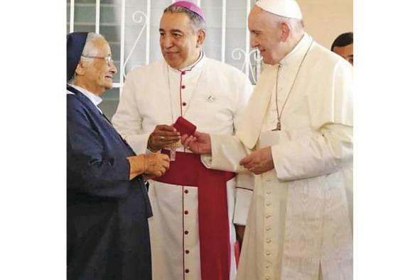 Sor Lourdes junto a monseñor José Domingo Ulloa y al papa Francisco Sor Lourdes junto a monseñor José Domingo Ulloa y al papa Francisco