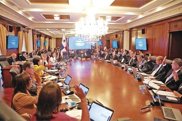Alexander resaltó que la economía panameña sigue liderando el crecimiento económico de la región. Alexander resaltó que la economía panameña sigue liderando el crecimiento económico de la región.
