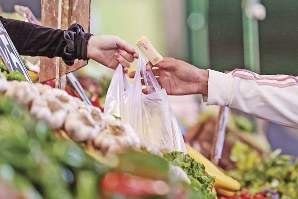 Una persona realiza compras en el mercado Central de Frutas y Verduras en Buenos Aires, Argentina. Una persona realiza compras en el mercado Central de Frutas y Verduras en Buenos Aires, Argentina.