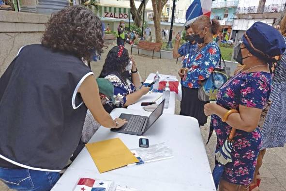 Recolección de firmas para una asamblea constituyente por el grupo Panamá Decide. Recolección de firmas para una asamblea constituyente por el grupo Panamá Decide.