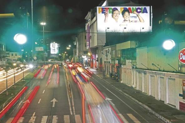 Vista de una valla publicitaria del candidato presidencial colombiano Gustavo Petro, de la coalición Pacto Histórico, junto a su fórmula vicepresidencial Francia Márquez. Vista de una valla publicitaria del candidato presidencial colombiano Gustavo Petro, de la coalición Pacto Histórico, junto a su fórmula vicepresidencial Francia Márquez.