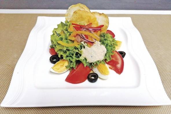 El plato fuerte se basó en una Ensalada Niçoise con salsa de finas hierbas El plato fuerte se basó en una Ensalada Niçoise con salsa de finas hierbas