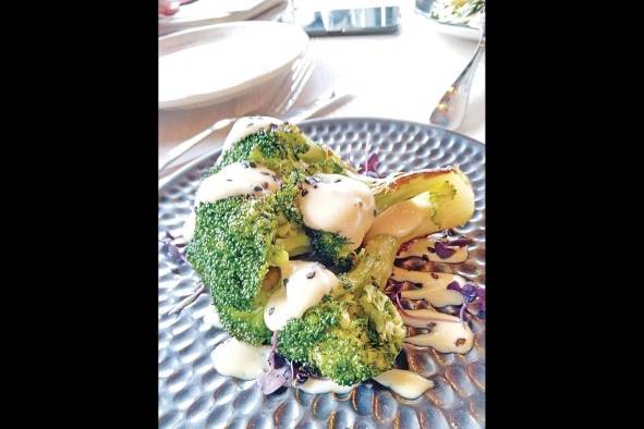Brócoli caramelizado con salsa tahini Brócoli caramelizado con salsa tahini