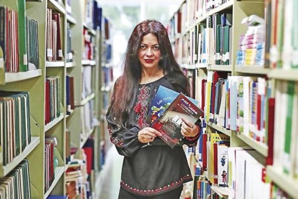 Ela Urriola. Poeta, escritora, profesora y filósofa. Su talento, perfectamente desmenuzado en sus diferentes facetas –artista, escritora, pintora, profesora– la convierten en puñado cultural patrio capaz de transformar y tocar generaciones. ”La niñez panameña ha sido desoída, desatendida, maltratada, y esta sociedad lo ha permitido. El derecho a ser niños es fundamental para que mañana tengamos ciudadanos completos, habitantes íntegros y felices”. Ela Urriola. Poeta, escritora, profesora y filósofa. Su talento, perfectamente desmenuzado en sus diferentes facetas –artista, escritora, pintora, profesora– la convierten en puñado cultural patrio capaz de transformar y tocar generaciones. ”La niñez panameña ha sido desoída, desatendida, maltratada, y esta sociedad lo ha permitido. El derecho a ser niños es fundamental para que mañana tengamos ciudadanos completos, habitantes íntegros y felices”.