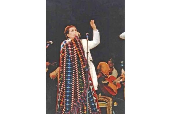Lola Beltrán, en una de tantas presentaciones multitudinarias Lola Beltrán, en una de tantas presentaciones multitudinarias
