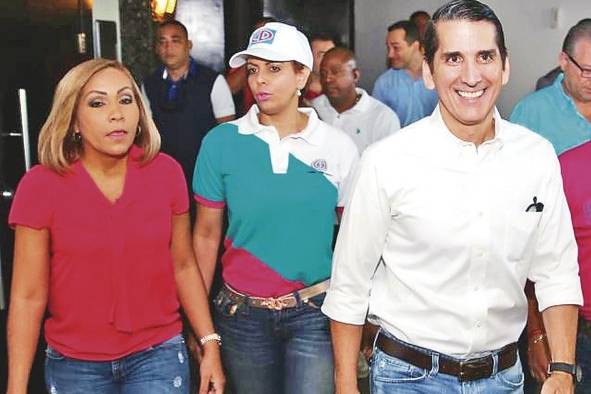 Yanibel Ábrego de “El cambio es ya”, y Rómulo Roux, presidente de Cambio Democrático Yanibel Ábrego de “El cambio es ya”, y Rómulo Roux, presidente de Cambio Democrático