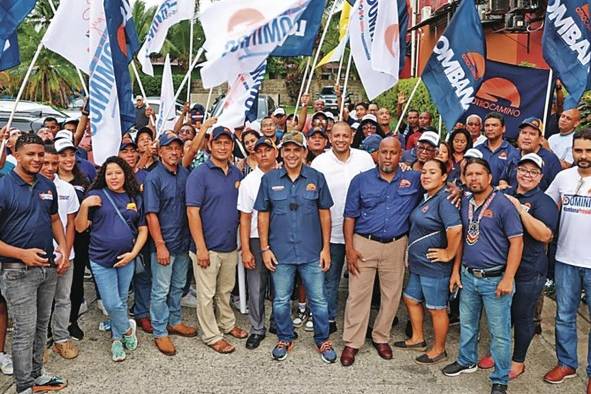 Ricardo Lombana junto a sus seguidores y dirigentes de la provincia de Colón Ricardo Lombana junto a sus seguidores y dirigentes de la provincia de Colón