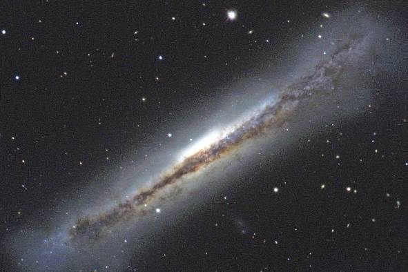 Galaxia NGC 3826, capturada desde el Observatorio del Vaticano. Galaxia NGC 3826, capturada desde el Observatorio del Vaticano.