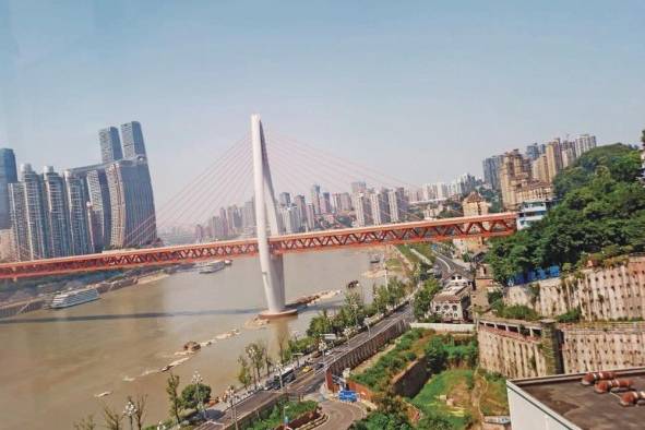 Chongqing no tiene mar, pero sí paisajes naturales de ríos y montañas. Chongqing no tiene mar, pero sí paisajes naturales de ríos y montañas.