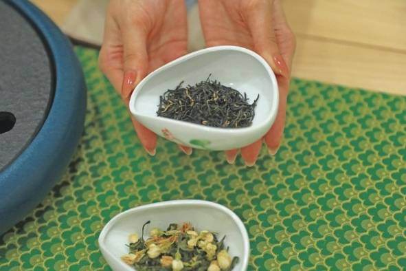 Las hojas de té se presentan en sendos recipientes. Té rojo y té de jazmín. Las hojas de té se presentan en sendos recipientes. Té rojo y té de jazmín.