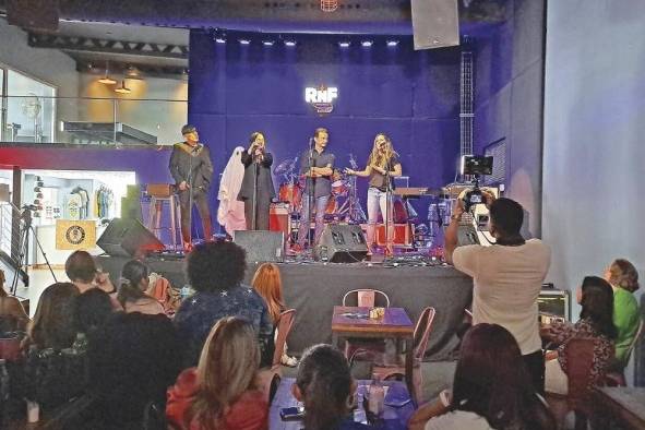 El guionista, el director, los productores y parte del elenco durante la rueda de prensa El guionista, el director, los productores y parte del elenco durante la rueda de prensa