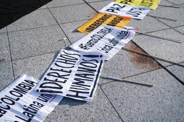 Varias pancartas durante una concentración en solidaridad con Colombia, bajo el lema: 'Ni más balas ni más misiles' Varias pancartas durante una concentración en solidaridad con Colombia, bajo el lema: 'Ni más balas ni más misiles'