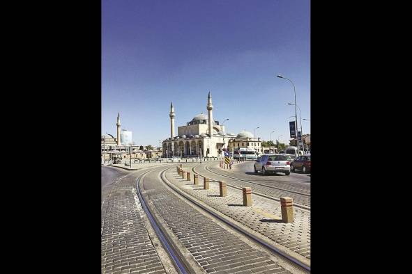 Una mezquita en la moderna Konya. Frente a ella, los rieles del tranvía. Una mezquita en la moderna Konya. Frente a ella, los rieles del tranvía.