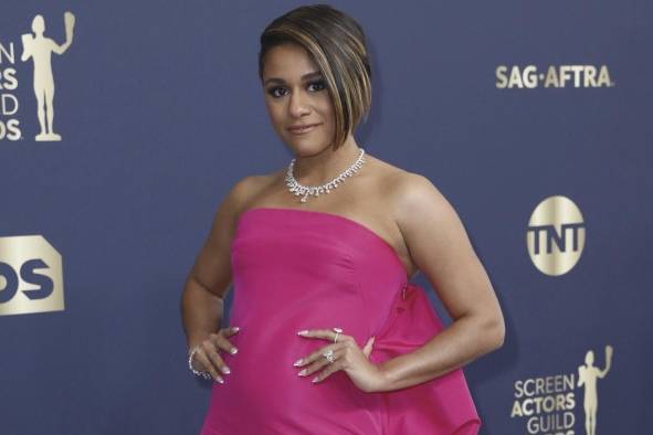 La actriz hispana Ariana DeBose, ganadora en la categoría de mejor actriz de reparto por 'West Side Story' posaba en la alfombra roja de los premios. La actriz hispana Ariana DeBose, ganadora en la categoría de mejor actriz de reparto por 'West Side Story' posaba en la alfombra roja de los premios.