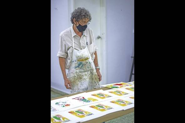 El maestro Rafael Martin observa las impresiones realizadas durante el Laboratorio Gráfico 2021. El maestro Rafael Martin observa las impresiones realizadas durante el Laboratorio Gráfico 2021.