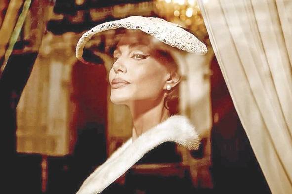 Angelina Jolie se presenta nuevamente en un papel protagónico como María Callas. Angelina Jolie se presenta nuevamente en un papel protagónico como María Callas.