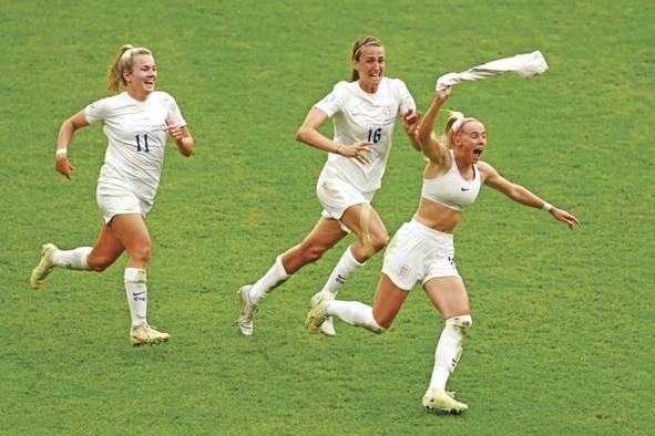 Chloe Kelly corre alborozada y sin camiseta después de haber anotado a los 110 minutos el gol para el 2-1, el cual le significó a Inglaterra obtener la Eurocopa. Chloe Kelly corre alborozada y sin camiseta después de haber anotado a los 110 minutos el gol para el 2-1, el cual le significó a Inglaterra obtener la Eurocopa.