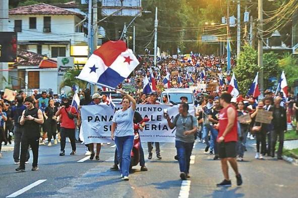 A las manifestaciones acuden diversos sectores de la sociedad civil. A las manifestaciones acuden diversos sectores de la sociedad civil.