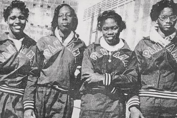 Dolores, Carlota, María y Gloria, conocidas como 'Las flechas panameñas', dominaron la clásica centuria en los Centroamericanos de México 1954. Dolores, Carlota, María y Gloria, conocidas como 'Las flechas panameñas', dominaron la clásica centuria en los Centroamericanos de México 1954.