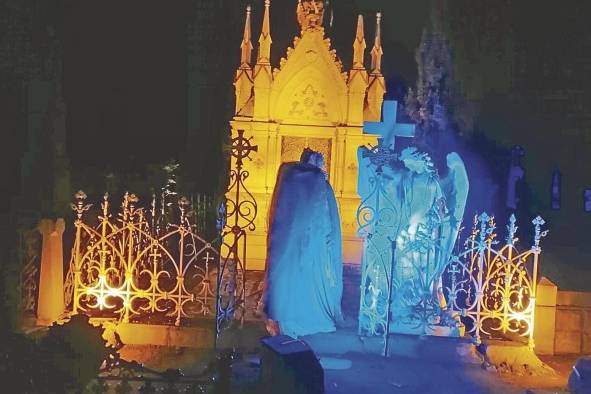 Las luces, el vestuario y demás detalles dan un toque de misticidad al camposanto. Las luces, el vestuario y demás detalles dan un toque de misticidad al camposanto.