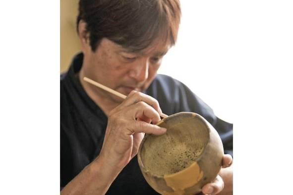 Un orfebre trabaja la técnica del kintsugi. Un orfebre trabaja la técnica del kintsugi.