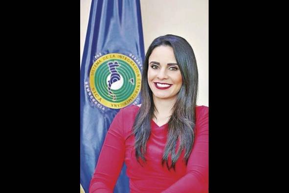Olinda Salguero Olinda es comunicadora y docente universitaria. Embajadora de la Cruz Roja en Guatemala; miembro del consejo asesor de la Organización Iberoamericana de la Juventud. “Creo que ni la paz ni la democracia ni los negocios ni la integración ni ningún tema puede avanzar sin mujeres. Si lo ves en el ámbito de las designaciones que hacen los presidentes para los titulares de las instancias del Sica, hay una deuda: solo 16% de mujeres ocupa estas posiciones, sin embargo te diría que si lo vemos en términos macro, la región ha avanzado”. Olinda Salguero Olinda es comunicadora y docente universitaria. Embajadora de la Cruz Roja en Guatemala; miembro del consejo asesor de la Organización Iberoamericana de la Juventud. “Creo que ni la paz ni la democracia ni los negocios ni la integración ni ningún tema puede avanzar sin mujeres. Si lo ves en el ámbito de las designaciones que hacen los presidentes para los titulares de las instancias del Sica, hay una deuda: solo 16% de mujeres ocupa estas posiciones, sin embargo te diría que si lo vemos en términos macro, la región ha avanzado”.