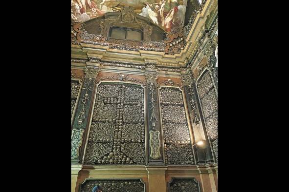Osario en la iglesia de San Bernardino allá Ossa Osario en la iglesia de San Bernardino allá Ossa