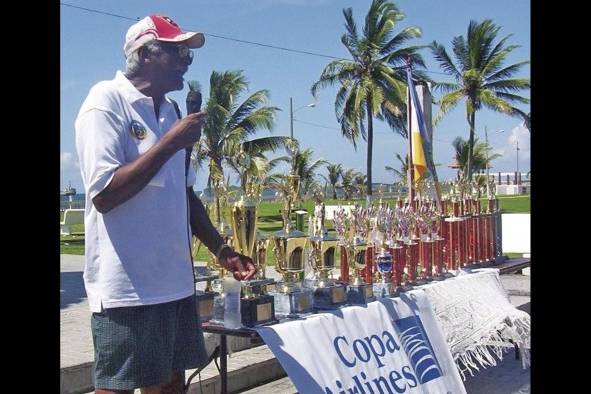 Una treintena de participantes se preparan para saltar al agua, durante la vuelta acuática de 2005. Una treintena de participantes se preparan para saltar al agua, durante la vuelta acuática de 2005.
