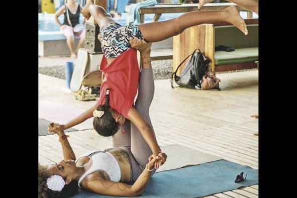 El acroyoga incluye acrobacias en pareja, pero sosteniendo a alguien El acroyoga incluye acrobacias en pareja, pero sosteniendo a alguien