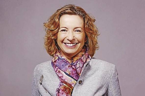 Luisa García CEO de LLYC Europa. Se presenta como una mujer sencilla, determinada y con buen sentido del humor. Como profesional, ha dirigido proyectos de alto impacto para multinacionales. “El problema para alcanzar una verdadera paridad de género es absolutamente multidimensional y no debemos simplificarlo ni caer en una mirada de que vaya a haber una solución mágica que resuelva todos los problemas”. Luisa García CEO de LLYC Europa. Se presenta como una mujer sencilla, determinada y con buen sentido del humor. Como profesional, ha dirigido proyectos de alto impacto para multinacionales. “El problema para alcanzar una verdadera paridad de género es absolutamente multidimensional y no debemos simplificarlo ni caer en una mirada de que vaya a haber una solución mágica que resuelva todos los problemas”.