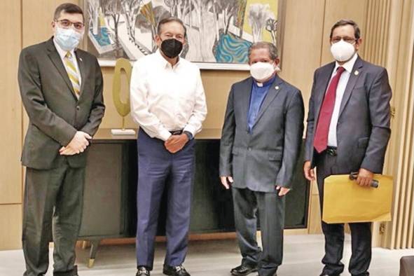 Rectores de universidades privadas posan junto al presidente Laurentino Cortizo Cohen (c). Rectores de universidades privadas posan junto al presidente Laurentino Cortizo Cohen (c).
