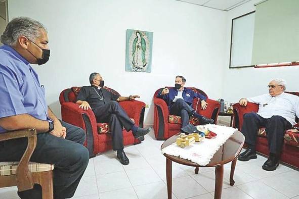 El presidente Cortizo se reunió ayer con el arzobispo José Domingo Ulloa, ante quien abogó por la inclusión de empresarios y productores en el diálogo. El presidente Cortizo se reunió ayer con el arzobispo José Domingo Ulloa, ante quien abogó por la inclusión de empresarios y productores en el diálogo.