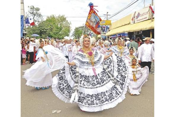 Lo que hace que hace que este vestuario sea aún más vistoso son sus novedosas prendas en oro, plata y perlas. Lo que hace que hace que este vestuario sea aún más vistoso son sus novedosas prendas en oro, plata y perlas.