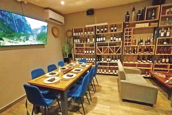 Uno de los salones privados alberga la cava del restaurante Uno de los salones privados alberga la cava del restaurante