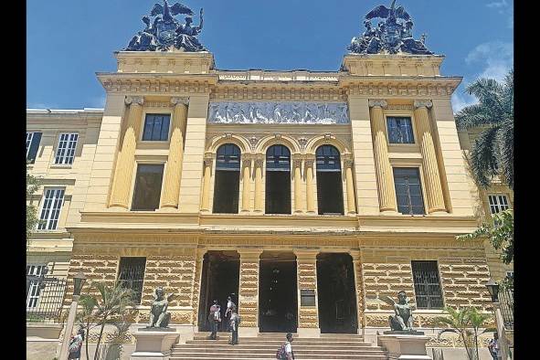 El instituto Nacional, cuna de grandes intelectuales que han aportado al desarrollo del país. El instituto Nacional, cuna de grandes intelectuales que han aportado al desarrollo del país.
