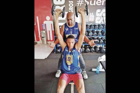 Hugo instruye al joven Humberto Kentish, de la selección sub-17 de basket, sobre el uso correcto de las máquinas, para sacar su máximo provecho. Hugo instruye al joven Humberto Kentish, de la selección sub-17 de basket, sobre el uso correcto de las máquinas, para sacar su máximo provecho.
