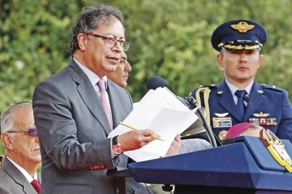 El presidente de Colombia, Gustavo Petro, habló ayer durante la conmemoración del aniversario de la Batalla de Boyacá, en el puente de Boyacá (Colombia). El presidente de Colombia, Gustavo Petro, habló ayer durante la conmemoración del aniversario de la Batalla de Boyacá, en el puente de Boyacá (Colombia).