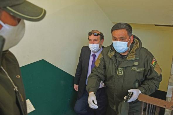 Policías bolivianos custodian al hasta ahora ministro interino de Salud de Bolivia, Marcelo Navajas. Policías bolivianos custodian al hasta ahora ministro interino de Salud de Bolivia, Marcelo Navajas.