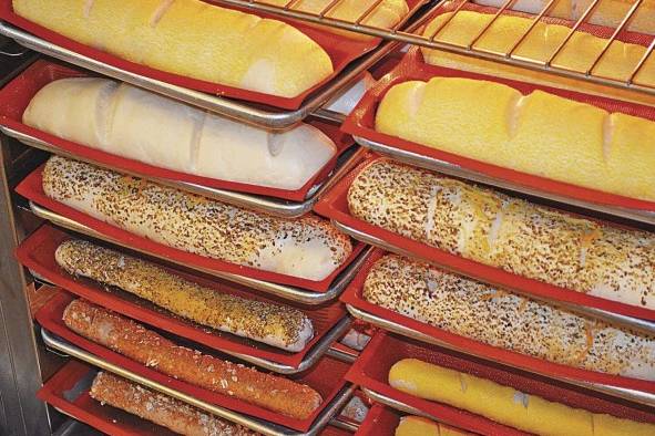 En la elaboración de alimentos se usan hongos, levaduras y bacterias. En la elaboración de alimentos se usan hongos, levaduras y bacterias.