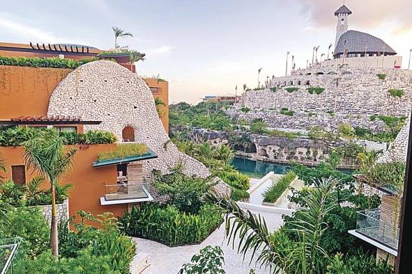 Este viaje mágico inicia en el lugar de descanso, suites cuidadosamente curadas de manera artesanal, donde la decoración mexicana y las distintas amenidades orgánicas son parte de su misión y visión. Este viaje mágico inicia en el lugar de descanso, suites cuidadosamente curadas de manera artesanal, donde la decoración mexicana y las distintas amenidades orgánicas son parte de su misión y visión.