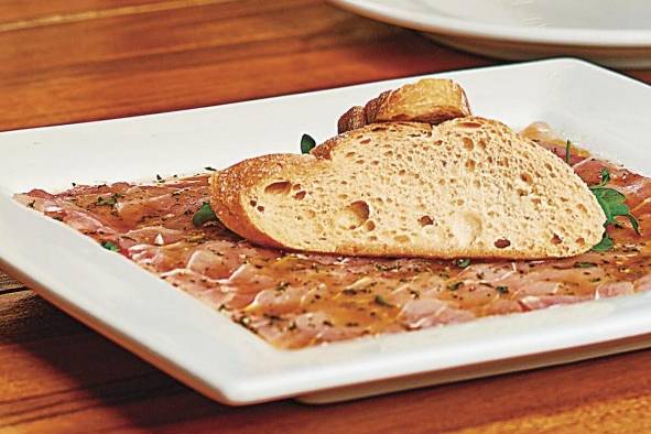 Carpaccio de corvina con tomate fresco Carpaccio de corvina con tomate fresco