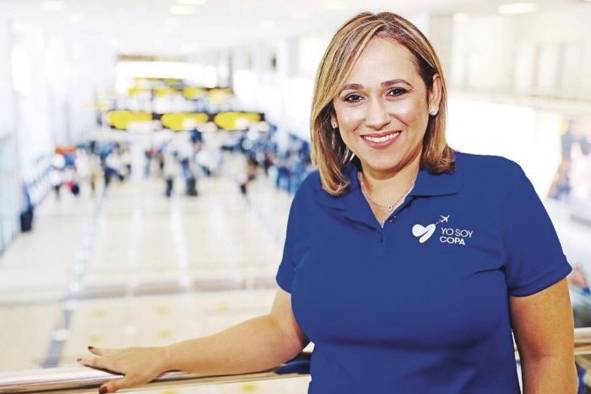 María Alejandra Jaén Vicepresidenta del Servicio a Bordo de Copa. Es una ingeniera de alto vuelo. La clave de su trabajo es encargarse, como vicepresidenta, del servicio a bordo de Copa Airlines. “Mi carrera me ha permitido hacer brincos de industrias. Arranqué siendo banquera, de ahí me trasladé al sector de la tecnología y finalmente llegué a la aviación”. María Alejandra Jaén Vicepresidenta del Servicio a Bordo de Copa. Es una ingeniera de alto vuelo. La clave de su trabajo es encargarse, como vicepresidenta, del servicio a bordo de Copa Airlines. “Mi carrera me ha permitido hacer brincos de industrias. Arranqué siendo banquera, de ahí me trasladé al sector de la tecnología y finalmente llegué a la aviación”.